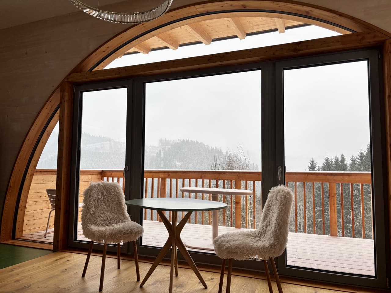 Wohnbereich des Ferien-Apartments mit Sofa und Ofen