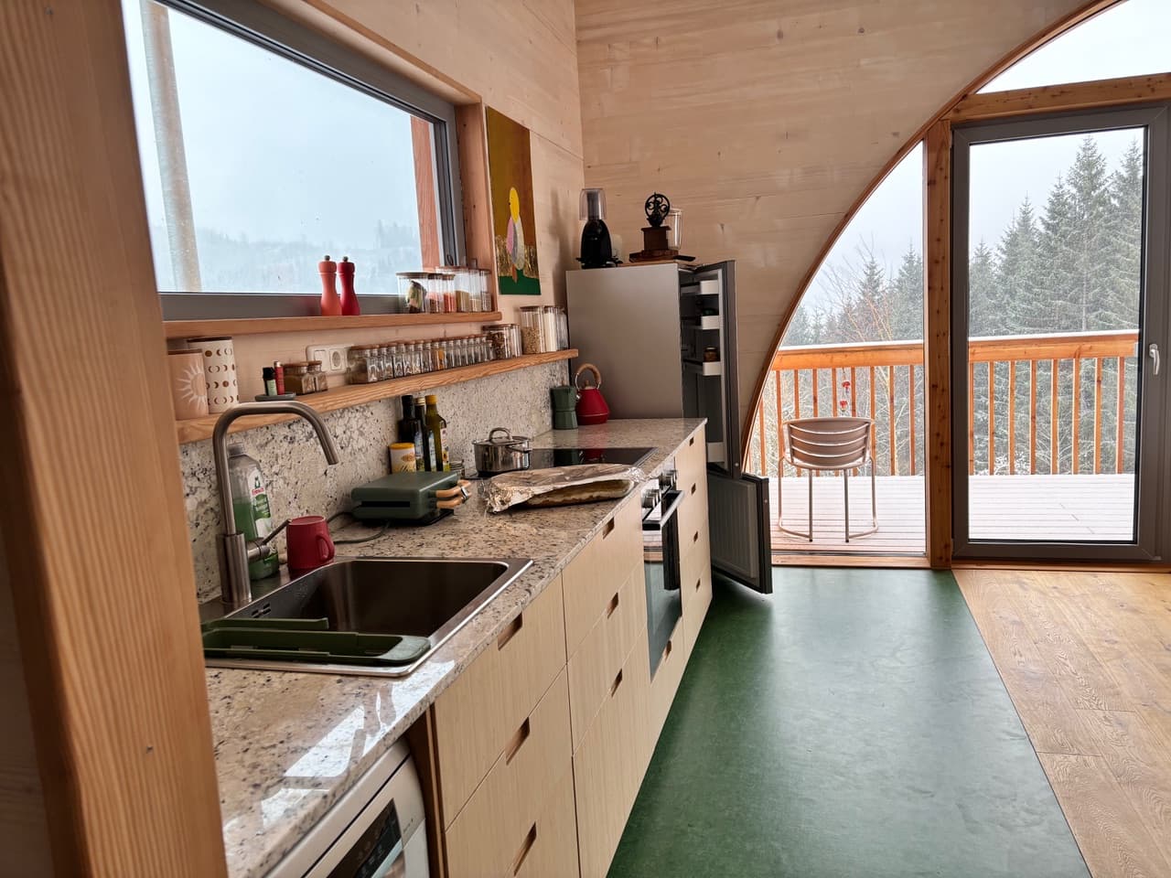 Essbereich des Apartments mit Blick ins Grüne