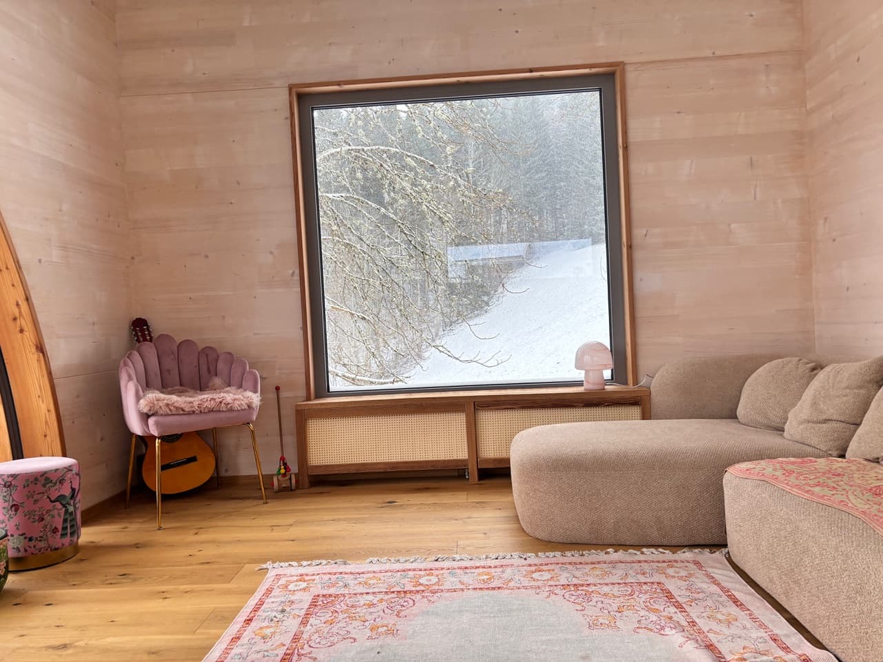 Schlafzimmer mit Holz und warmen Textilien