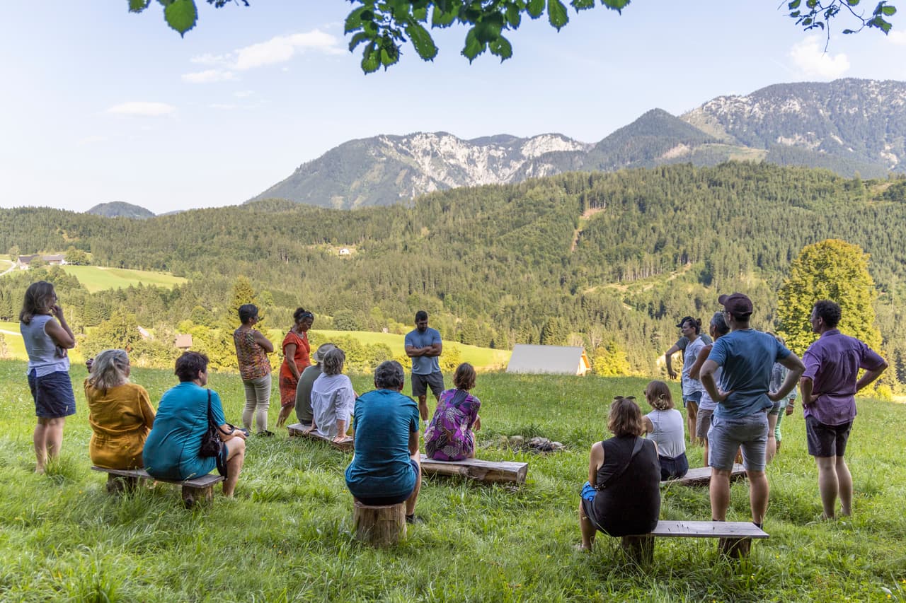 Aussicht über den Hof und die umliegenden Wälder